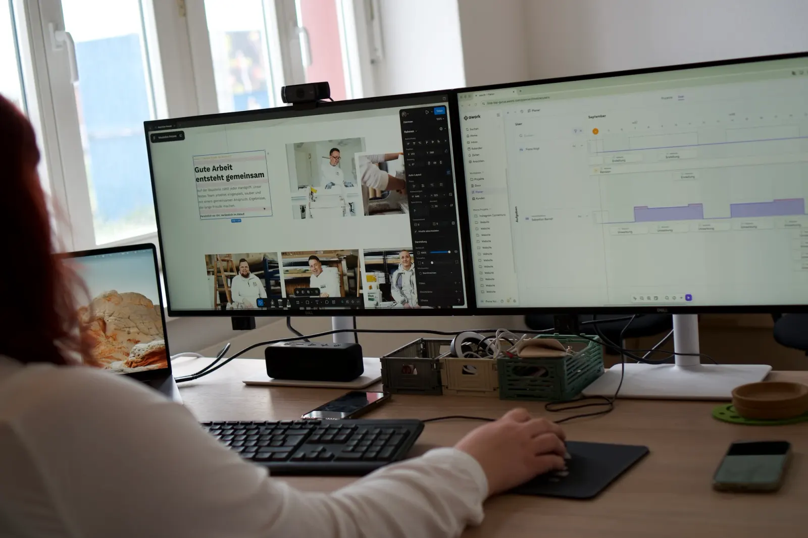Blick über die Schulter auf zwei Monitore, links die Website eines Handwerksbetriebs im Aufbau, rechts der Projektplan