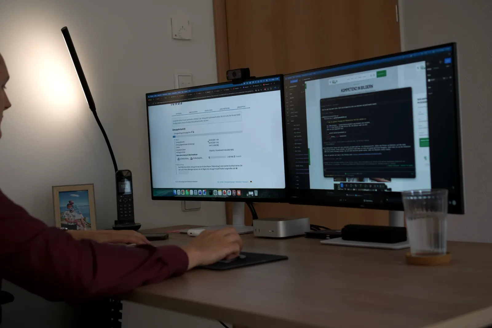 Arbeitsplatz mit zwei Monitoren, auf denen eine Website und ein Textentwurf geöffnet sind