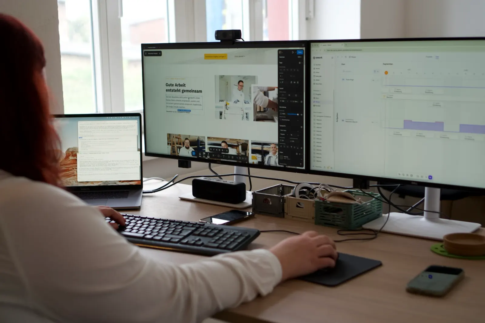 Blick über die Schulter auf zwei Monitore, links der Entwurf einer Handwerkerseite, rechts der Projektplan